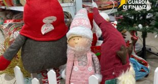 Vibo Valentia, sequestrati 28mila articoli natalizi non conformi: rischio per i consumatori