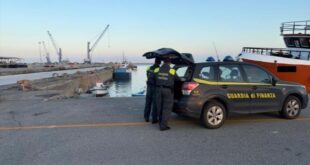 Strongoli, la Guardia di Finanza sequestra 25 kg di novellame di sarda: sanzionato pescatore di frodo